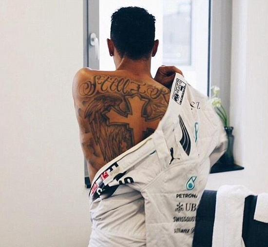 汉密尔顿身上再添新纹身 穿着已不再张扬(图)
