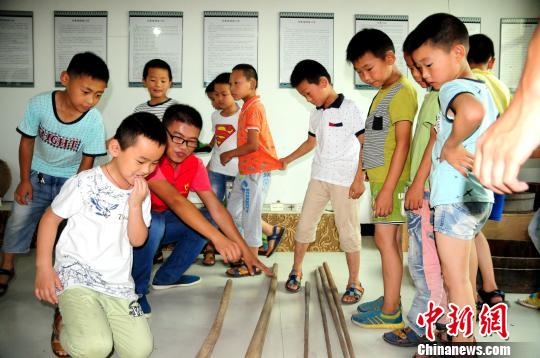孩子们在南京交通职业技术学院志愿者的带领下参观开华文化大院的藏品 刘林 摄