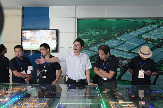 工作人员讲解示意模型