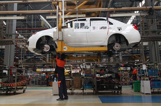 车间工人组装零部件