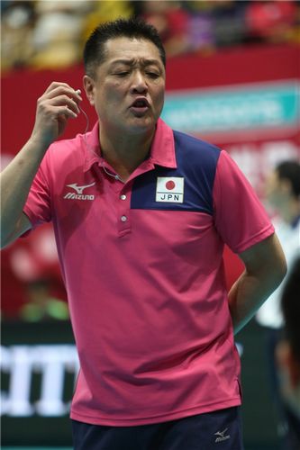 日本女排主教练真锅政义