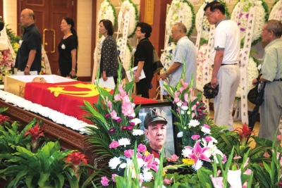 亲友和朋友送别罗浪。京华时报记者吴平摄