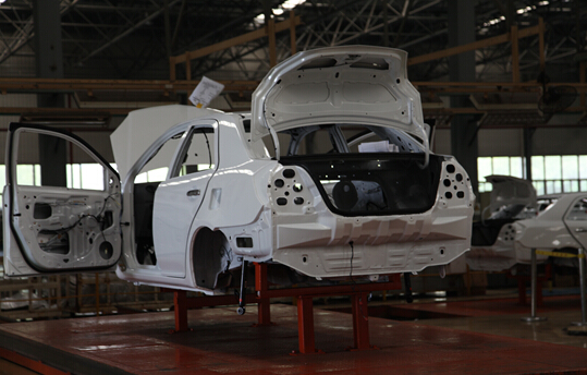 汽车组装后期的旋转检查