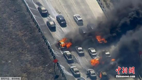 美国卡容山山火凶猛 引燃高速公路上汽车