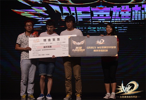 图3：产品经理徐晓华给精英组冠军颁奖