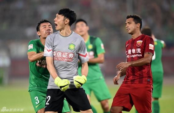 杨智奋勇扑出上港点球