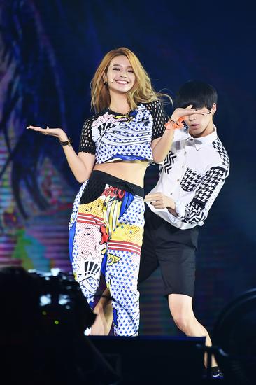 池赫拉助阵张靓颖福州巡演