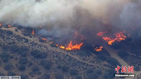 美国卡容山山火凶猛 引燃高速公路上汽车