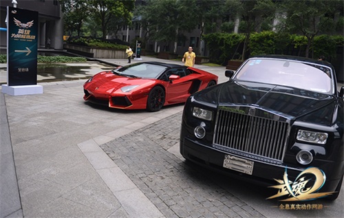 图2：会场外停放的豪车