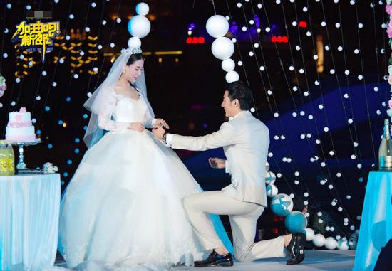 《加油吧新郎》丁一向白冰单膝跪下