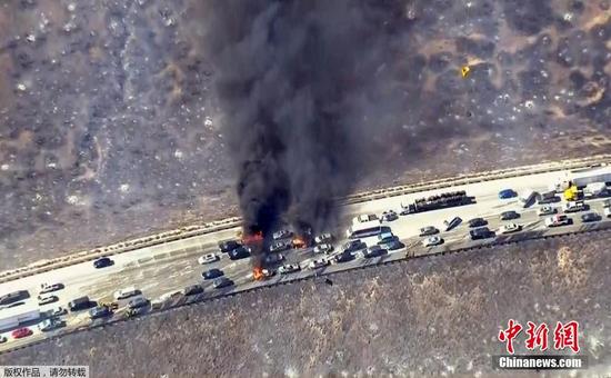 美国卡容山山火凶猛 引燃高速公路上汽车