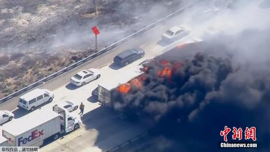 美国卡容山山火凶猛 引燃高速公路上汽车