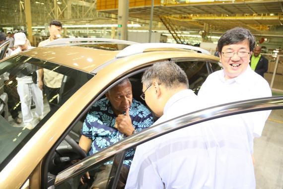 姆拜尼马拉马总理体验传祺GS4并竖起大拇指点赞