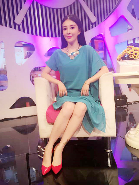 刘雨鑫做客时尚汇尽显女人优雅知性美