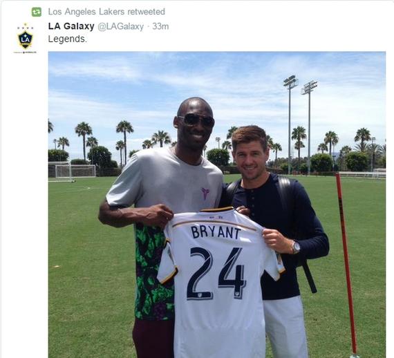 杰拉德向科比赠送银河队球衣