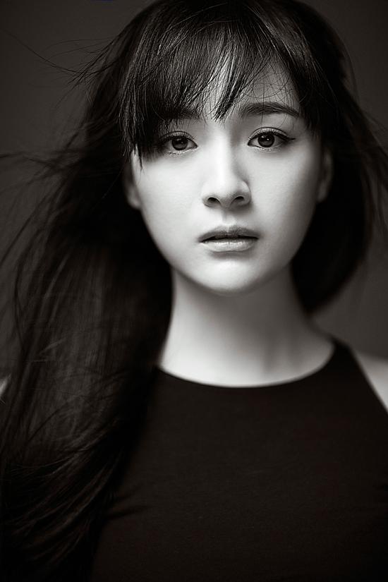 《浮出水面》李依伊首演烧脑谍战剧