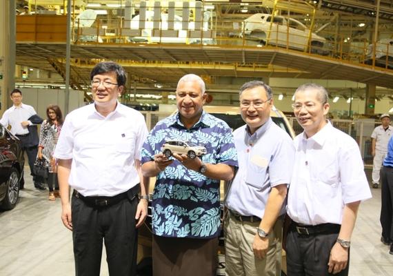 从左至右：广汽乘用车总经理吴松，斐济总理姆拜尼马拉马、中国驻斐济大使张平、广汽集团副总经理李少