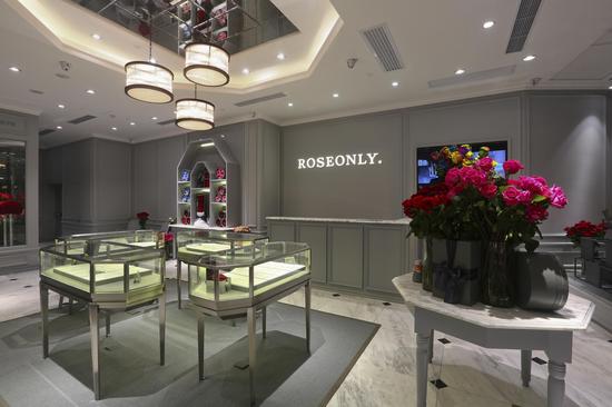 roseonly上海静安嘉里中心开新店 携手杨幂共襄玫瑰盛