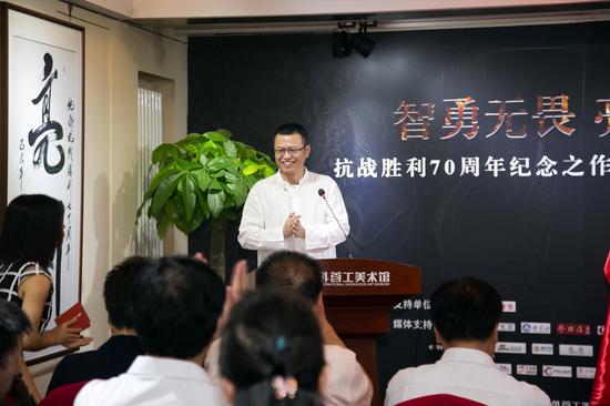 图三 著名古法铸剑大师胡小军谈龙泉《亮剑》制作工艺