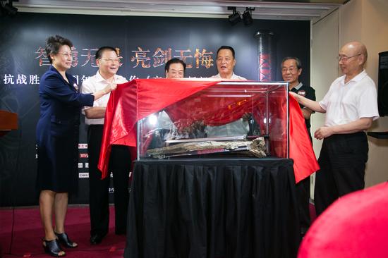 图五  葛焕标中将(左三),冯永生中将(右三),戴清民将军(右二),党中奎