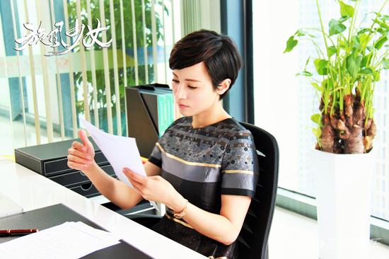 旋风少女热播石筱群饰犀利美女教练