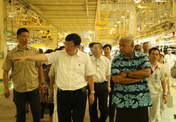 吴松总经理陪同姆拜尼马拉马总理参观传祺工厂