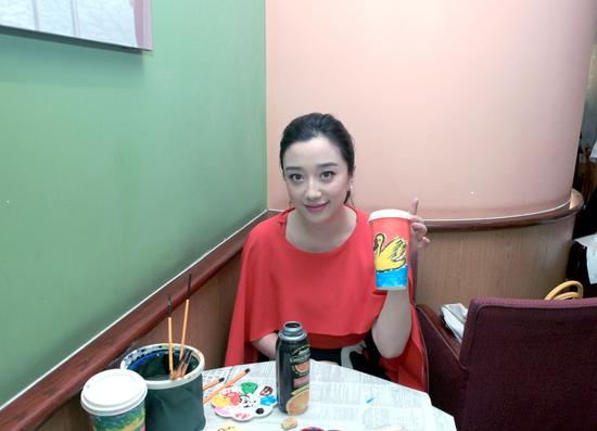 章婷婷优雅现身马不停蹄为公益活动站台