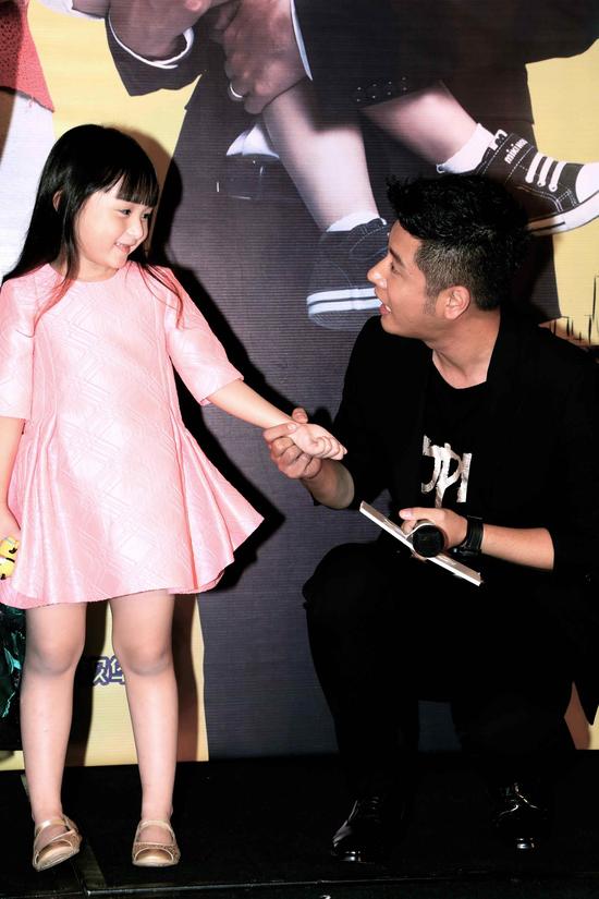 《小爸妈》发布会任重、刘楚恬合影