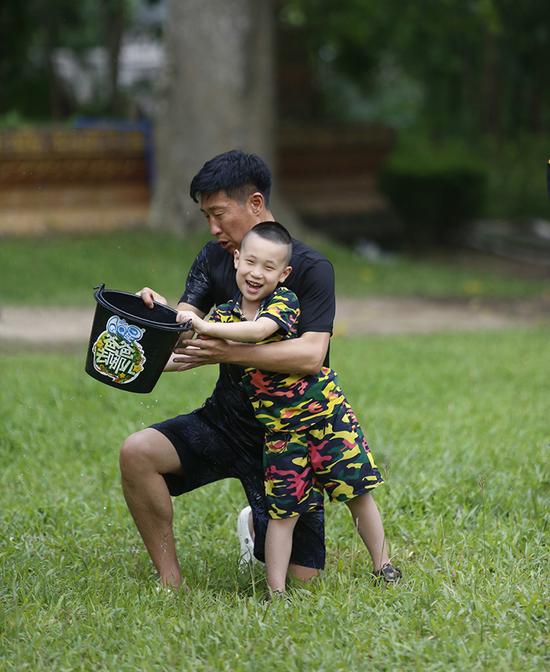 爸3林永健被逼吃虫大竣成空桶王