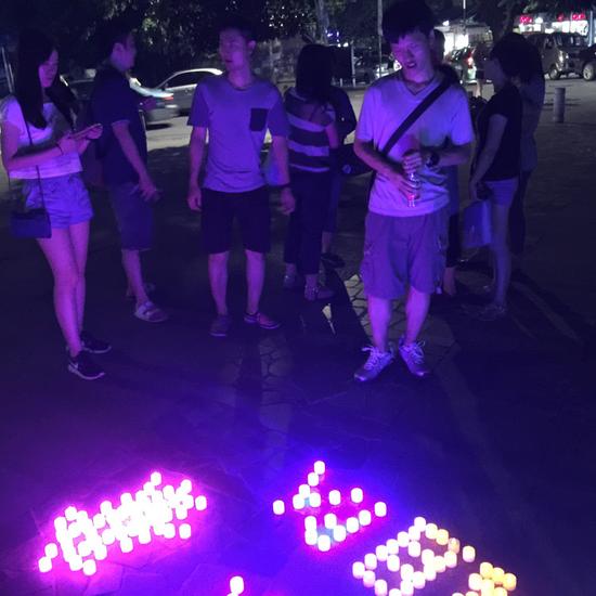 图3：行人驻足围观