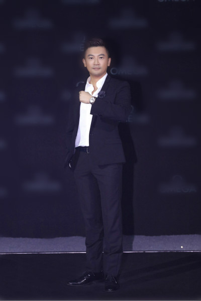 苏有朋西装帅气出席腕表活动
