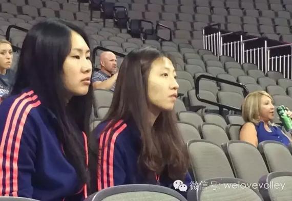 丁霞与颜妮观赛