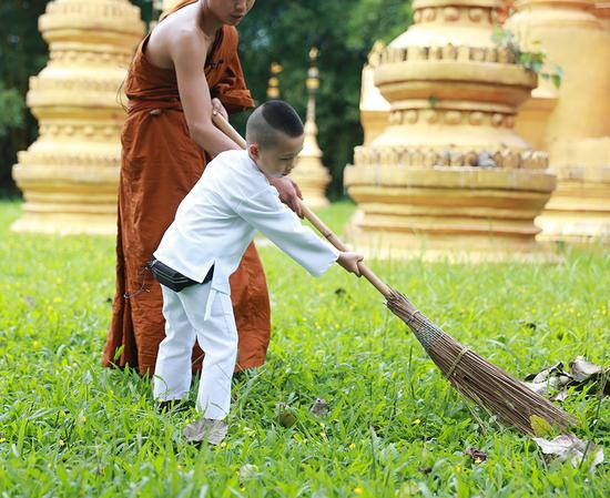 大竣和师傅一起扫塔