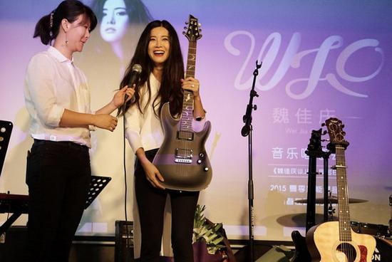 公司送礼祝福魏佳庆