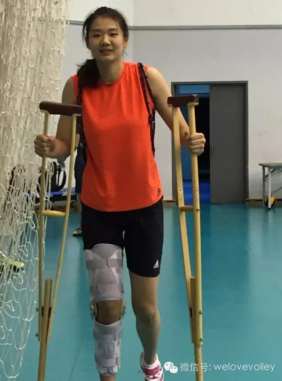 杨方旭拄拐现身训练馆 不能正常走追美剧学习英语