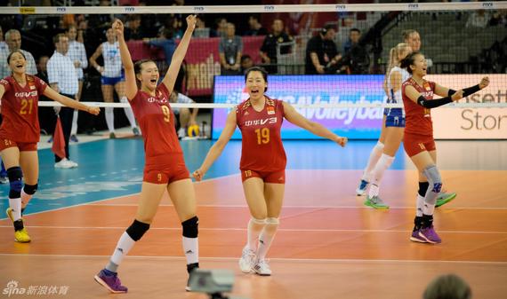 中国女排庆祝胜利