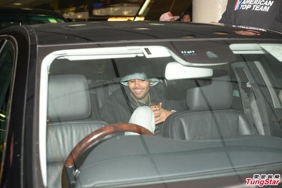 蕾哈娜前男友抵港开唱开秀前兴奋扫货