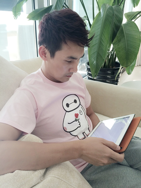 张铎张铎写真新浪娱乐讯 近日,演员张铎在微博上晒在家中休闲照,自我