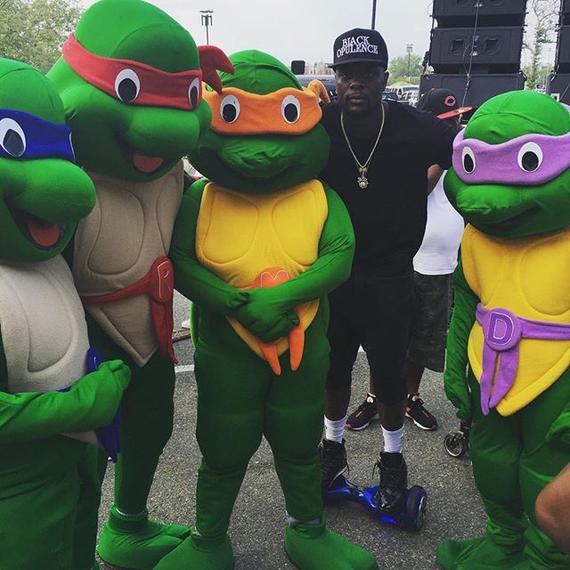 芬森和忍者神龟合影