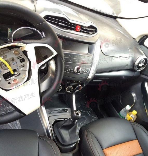 定位小型SUV 比亚迪S1轻度伪谍照