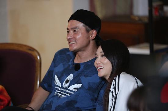 李铭顺范文芳动情依偎