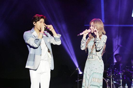 张靓颖巡演8月1日唱响北京 李易峰助阵