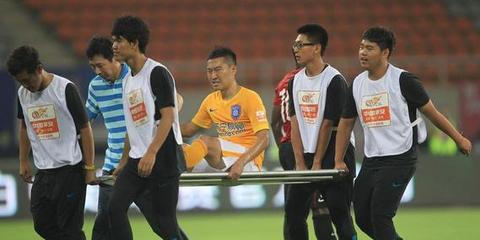 吴曦遭恶意踢伤 网友呼吁严惩踢人者