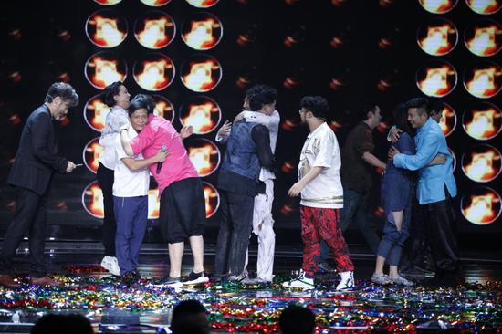 喜剧人相互拥抱对方