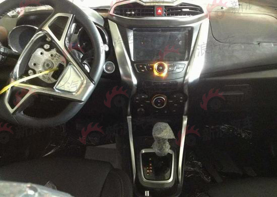 定位小型SUV 比亚迪S1轻度伪谍照