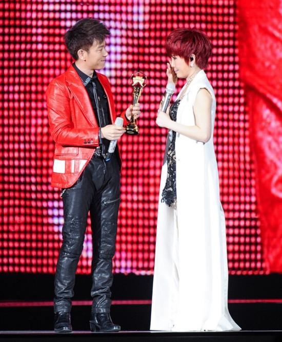 江蕙[微博]封麦演唱会连开25场,第二场在小巨蛋邀请伍思凯[微博]担任