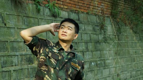 版本一 词王磊 曲印青 当你的秀发拂过我的钢枪,别怪我保持着冷峻的