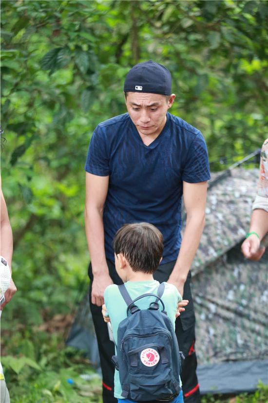 我最近在找单位实习，我爸爸认识的一个朋友说要10万定金帮我在他朋友的单位定岗位实习，是不是诈骗？