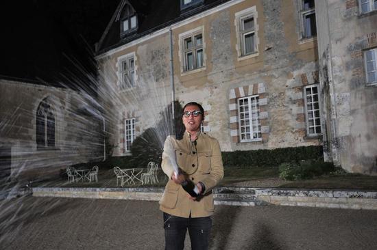 华少开香槟庆祝《出发吧爱情》收官