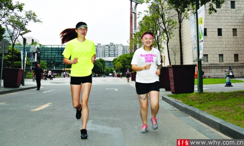 图片说明:葛永琴带着“学生”一起跑步。